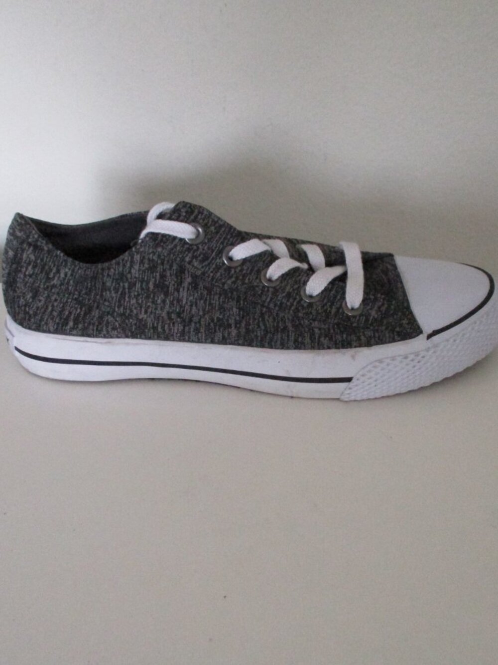 Airwalk Womens Heather Gray Textile Lace-up Flat Sneaker NWOB - Size 9M